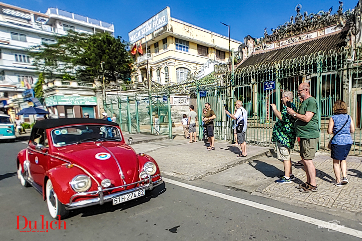 Khách quốc tế trầm trồ ngắm dàn xe cổ lần đầu diễu hành vòng quanh Sài Gòn – Chợ Lớn - 10