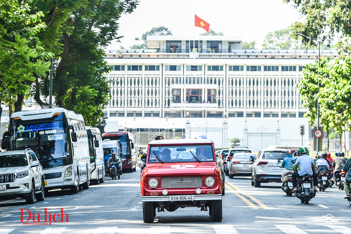 Khách quốc tế trầm trồ ngắm dàn xe cổ lần đầu diễu hành vòng quanh Sài Gòn – Chợ Lớn - 13