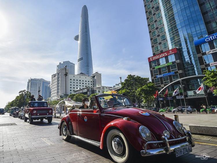 Khách quốc tế trầm trồ ngắm dàn xe cổ lần đầu diễu hành vòng quanh Sài Gòn – Chợ Lớn
