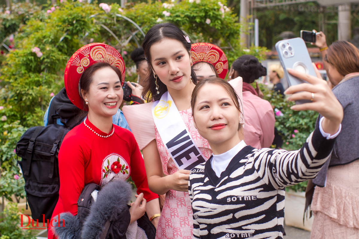 Thí sinh hoa hậu du lịch thế giới 'checkin' Làng hoa Mê Linh trước giờ Festival hoa khai mạc - 12