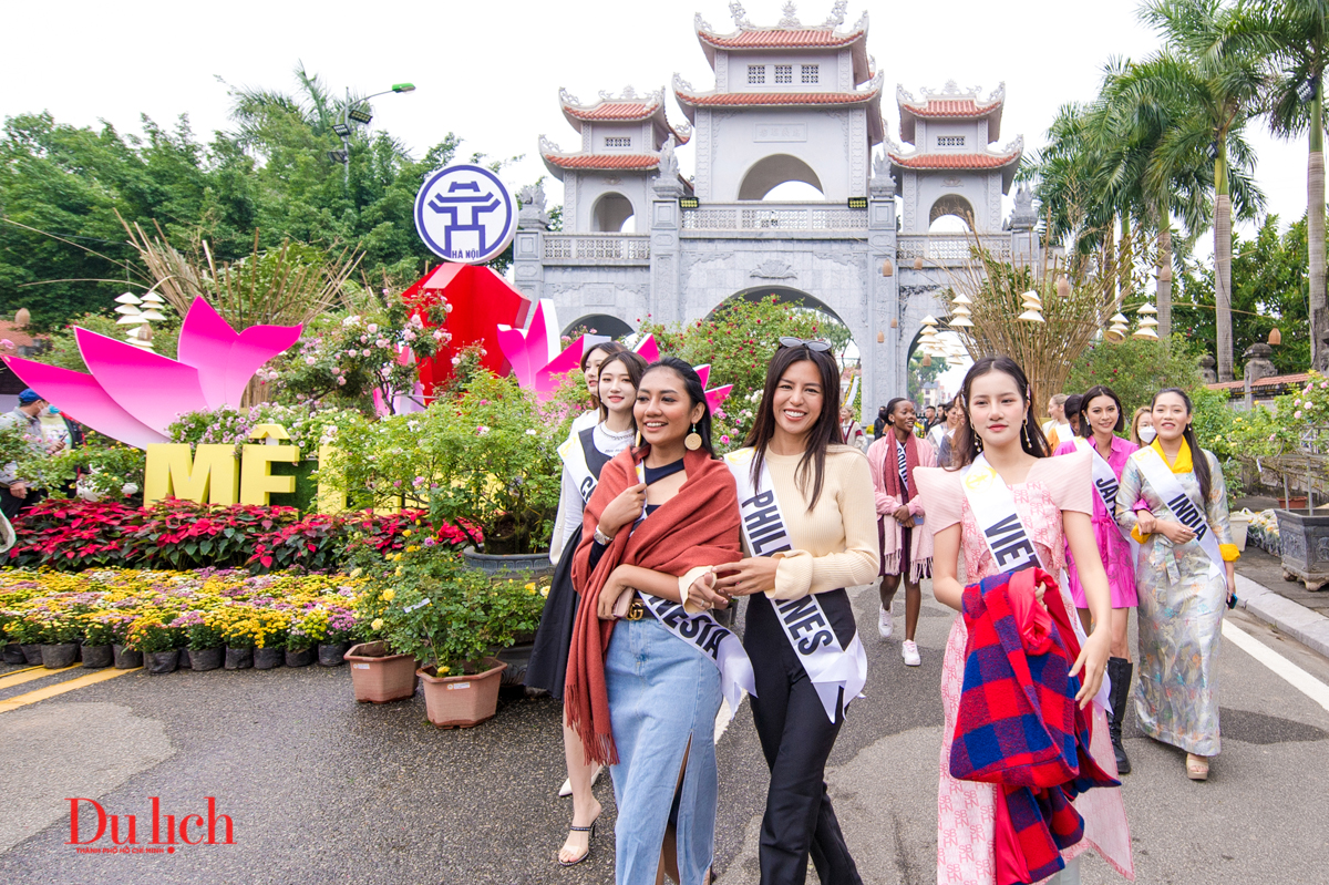 Thí sinh hoa hậu du lịch thế giới 'checkin' Làng hoa Mê Linh trước giờ Festival hoa khai mạc - 1