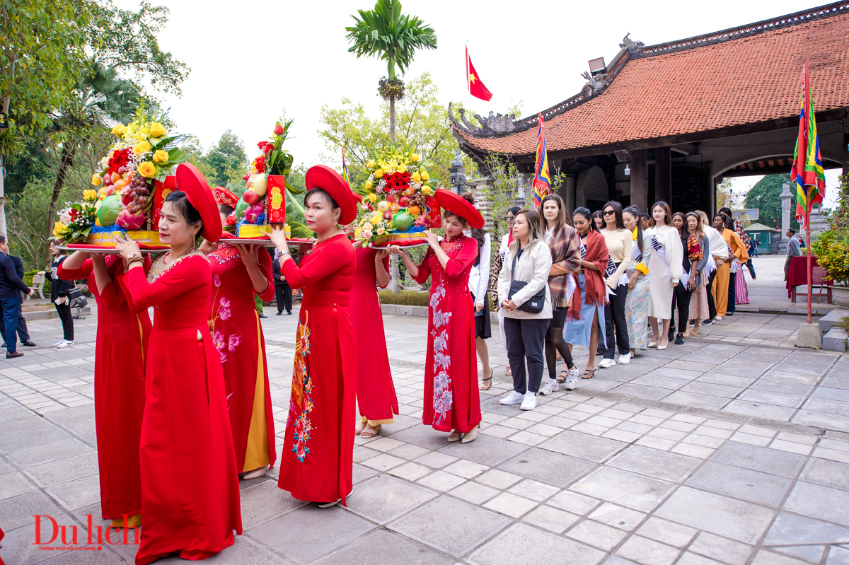 Thí sinh hoa hậu du lịch thế giới 'checkin' Làng hoa Mê Linh trước giờ Festival hoa khai mạc - 14