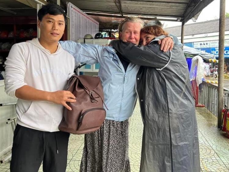 Du khách Pháp xúc động trước hành động đẹp của tài xế Việt Nam