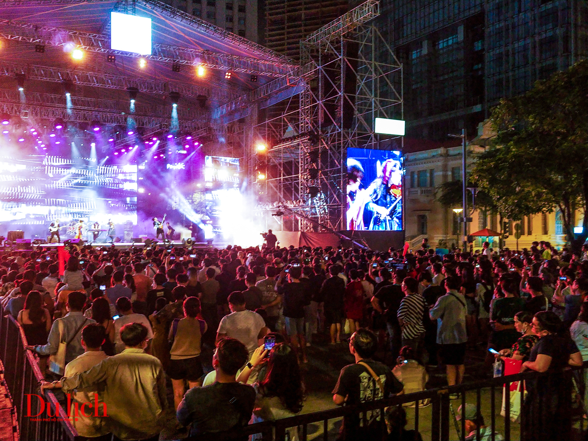 Khán giả 'quẩy' nhiệt tình trong lễ hội âm nhạc ở TP.HCM - 11