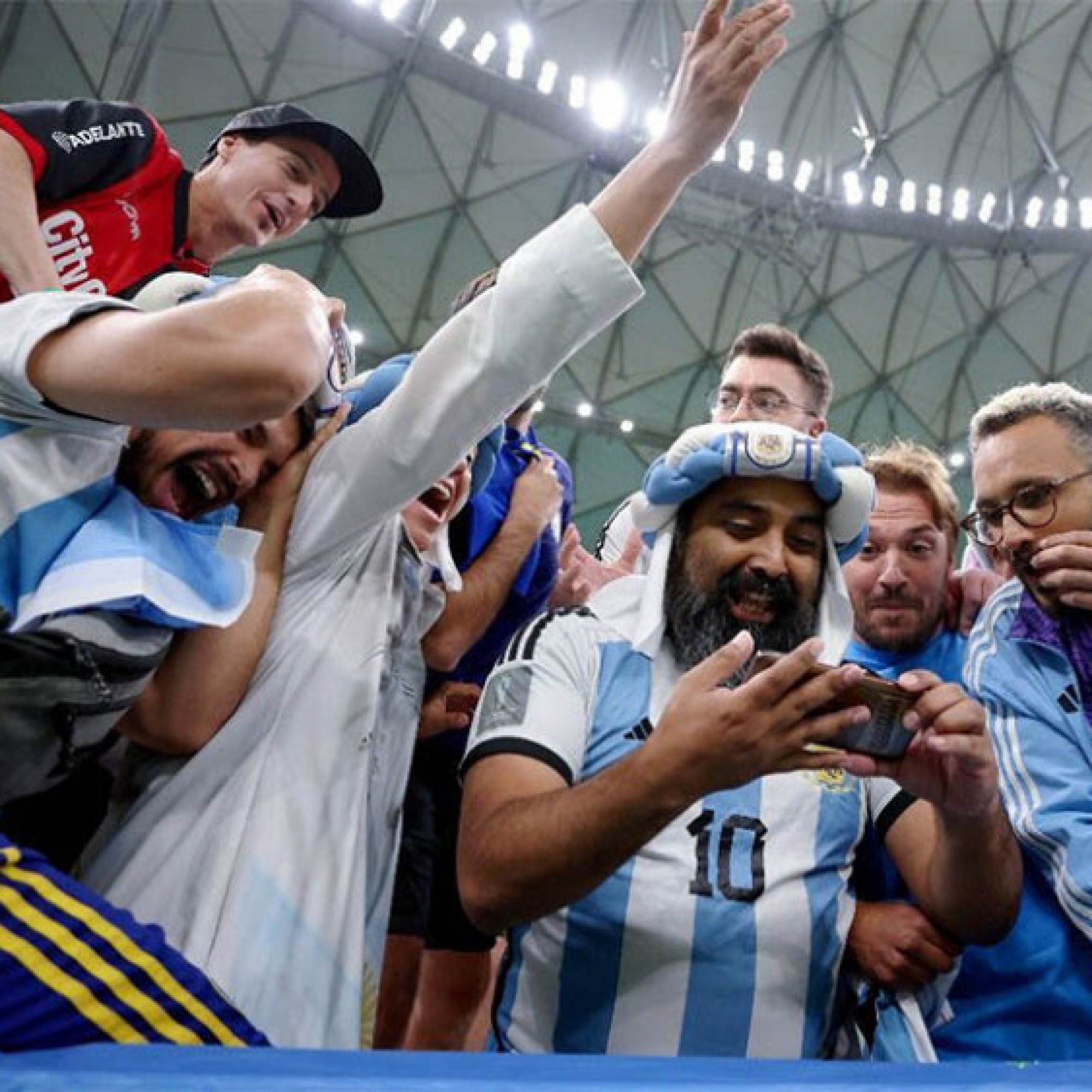  - CĐV Argentina chế giễu ĐT Brazil, fan thế giới tố trọng tài thiên vị đồng đội Messi