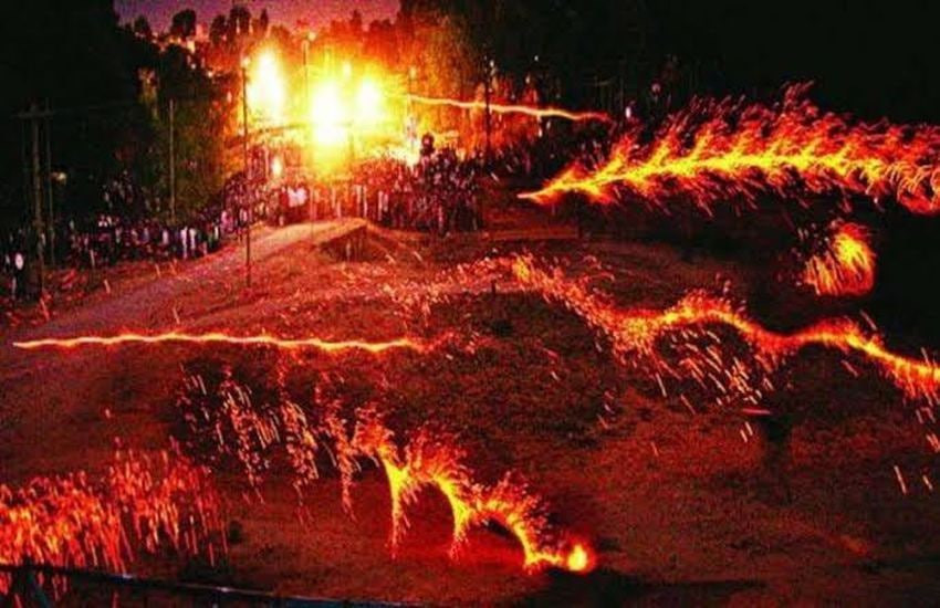 Khám phá lễ hội cầu lửa kỳ lạ ở Ấn Độ - 1