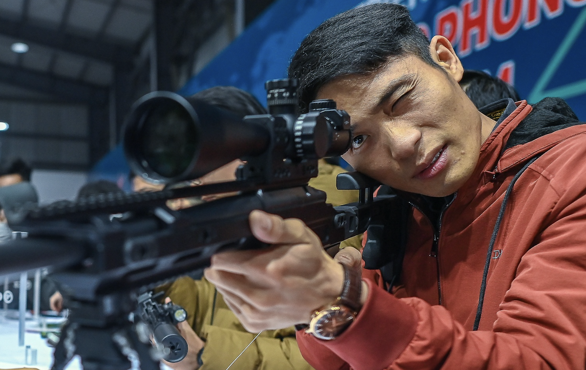 Người Hà Nội chen chân xem triển lãm vũ khí, trải nghiệm bắn súng - 4