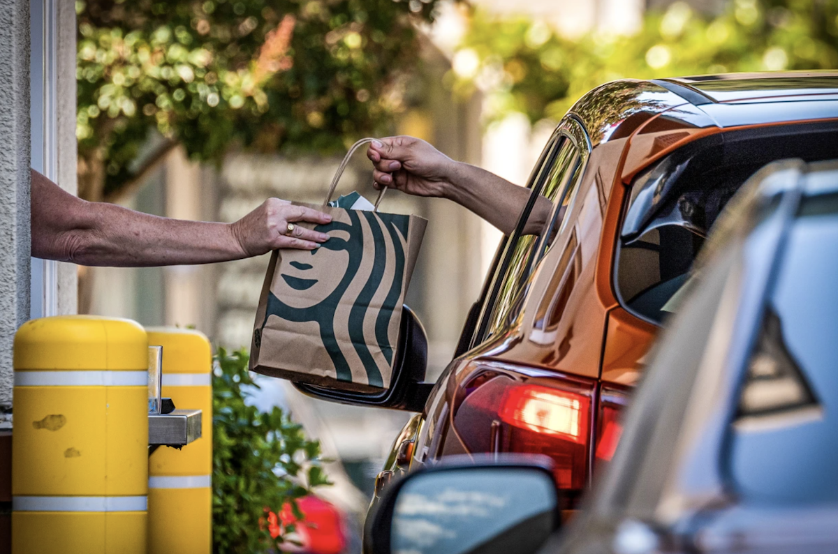 Starbucks gây phẫn nộ khi yêu cầu tiền boa cho nhân viên từ 1 USD - 1