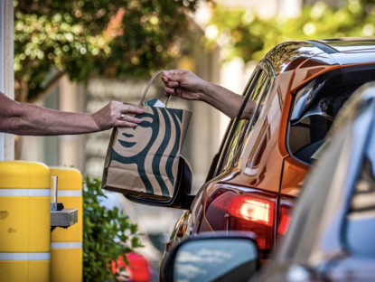 Chuyển động - Starbucks gây phẫn nộ khi yêu cầu tiền boa cho nhân viên từ 1 USD
