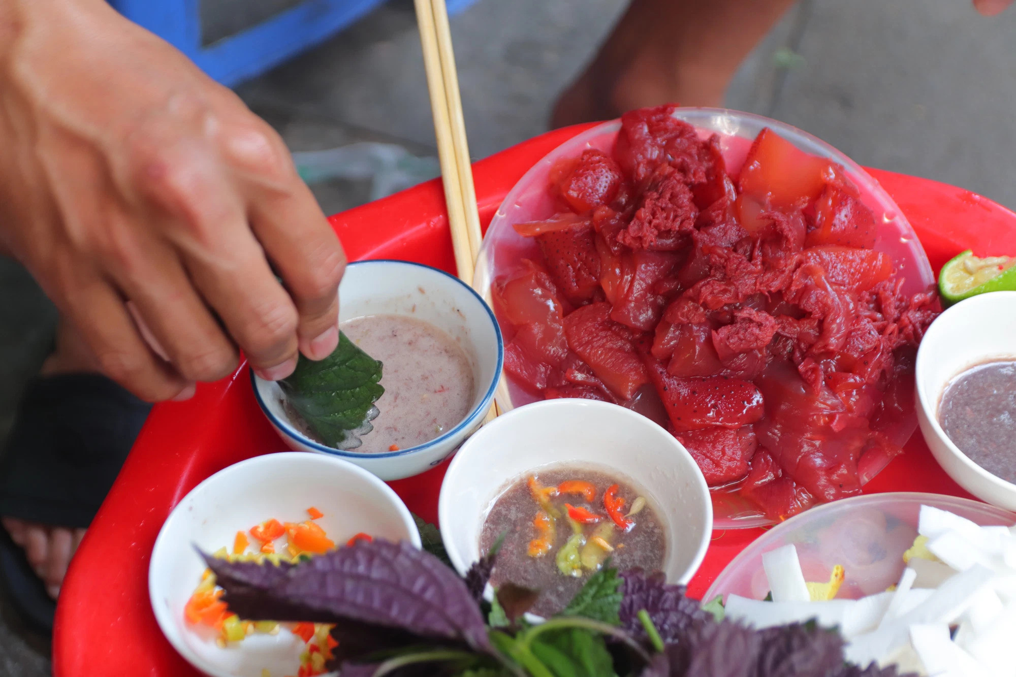 Những món ăn 'dị thường' khách Tây thấy đáng thử nhất ở Việt Nam - 5