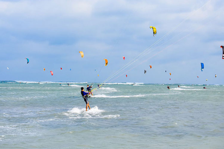 Hơn 70 vận động viên từ 15 nước sắp biểu diễn lướt ván diều tại Ninh Thuận - 1