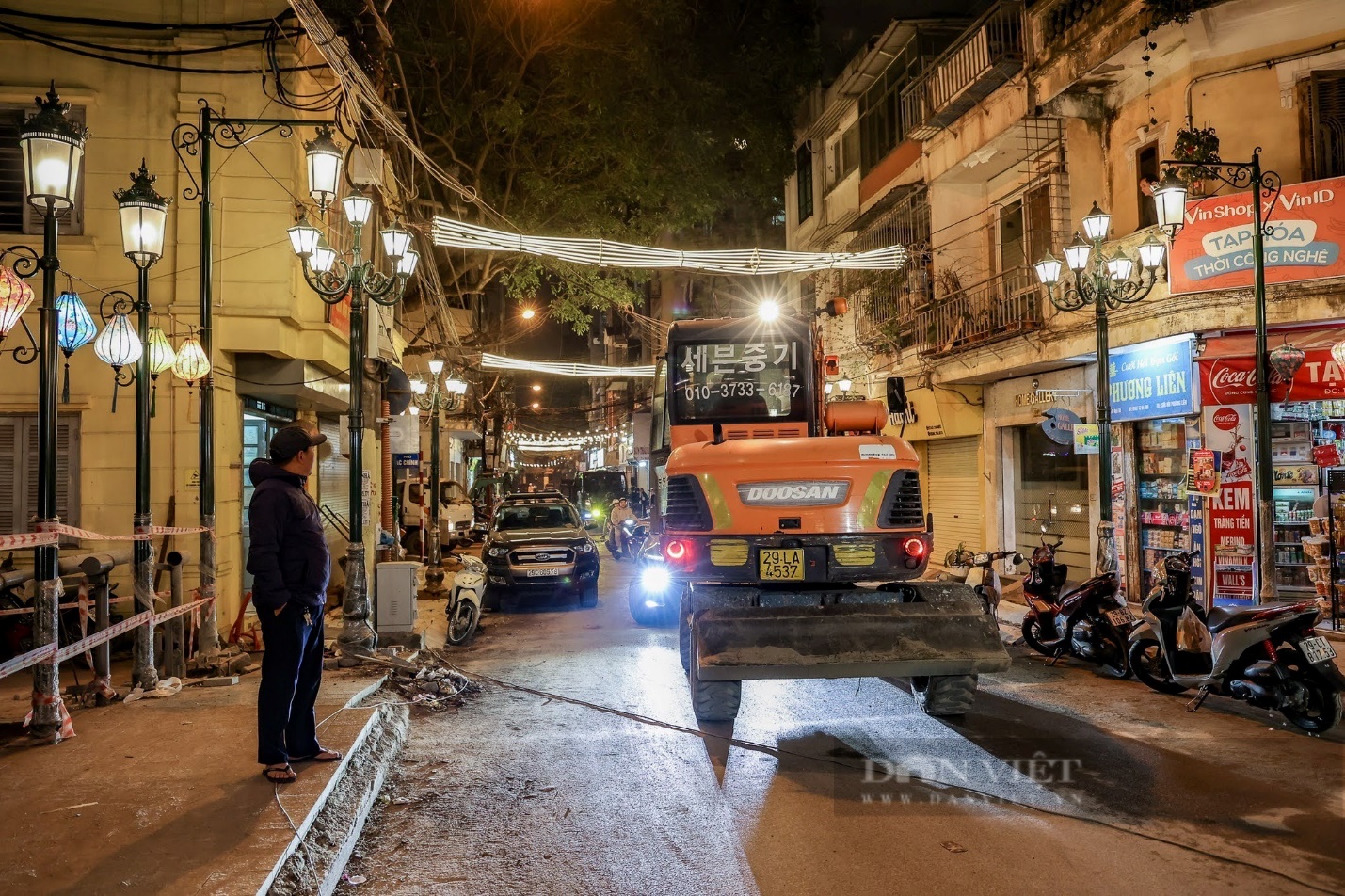 Hà Nội: Công nhân xuyên đêm thi công phố ẩm thực ven hồ Trúc Bạch trong giá rét - 2