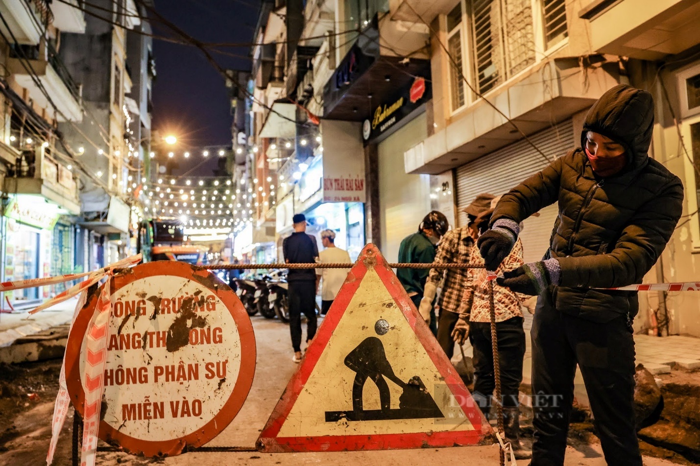 Hà Nội: Công nhân xuyên đêm thi công phố ẩm thực ven hồ Trúc Bạch trong giá rét - 7