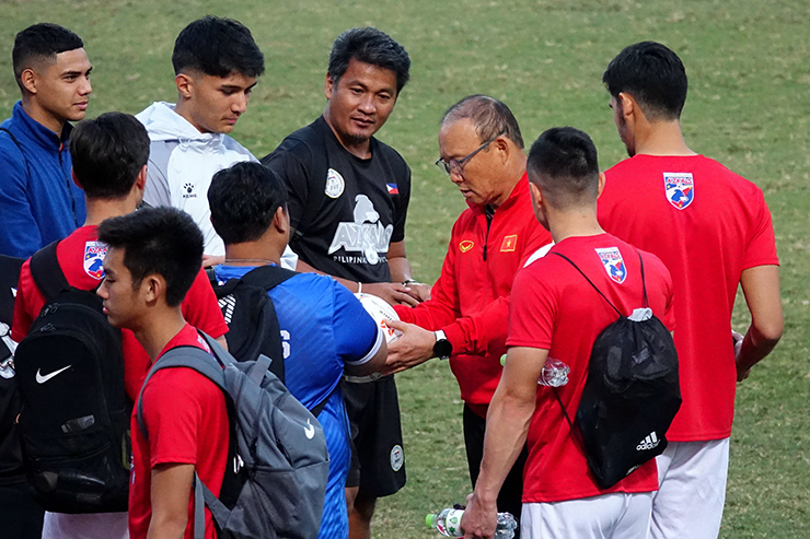 HLV Park Hang Seo chơi đẹp với &#34;quân xanh&#34; của ĐT Việt Nam trước AFF Cup - 4