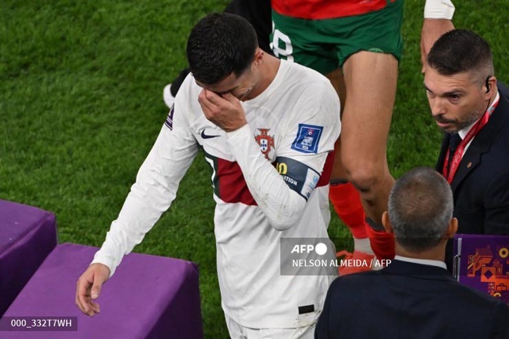 Nếu bạn đang nhớ Cris Ronaldo, không thể bỏ qua hình ảnh anh ấy tại Ả-rập với giá trị 200 triệu Euro. Bạn sẽ cảm thông với cầu thủ khi anh ấy khóc trên sân, và mong muốn bàn tay cứu rỗi sẽ xuất hiện.