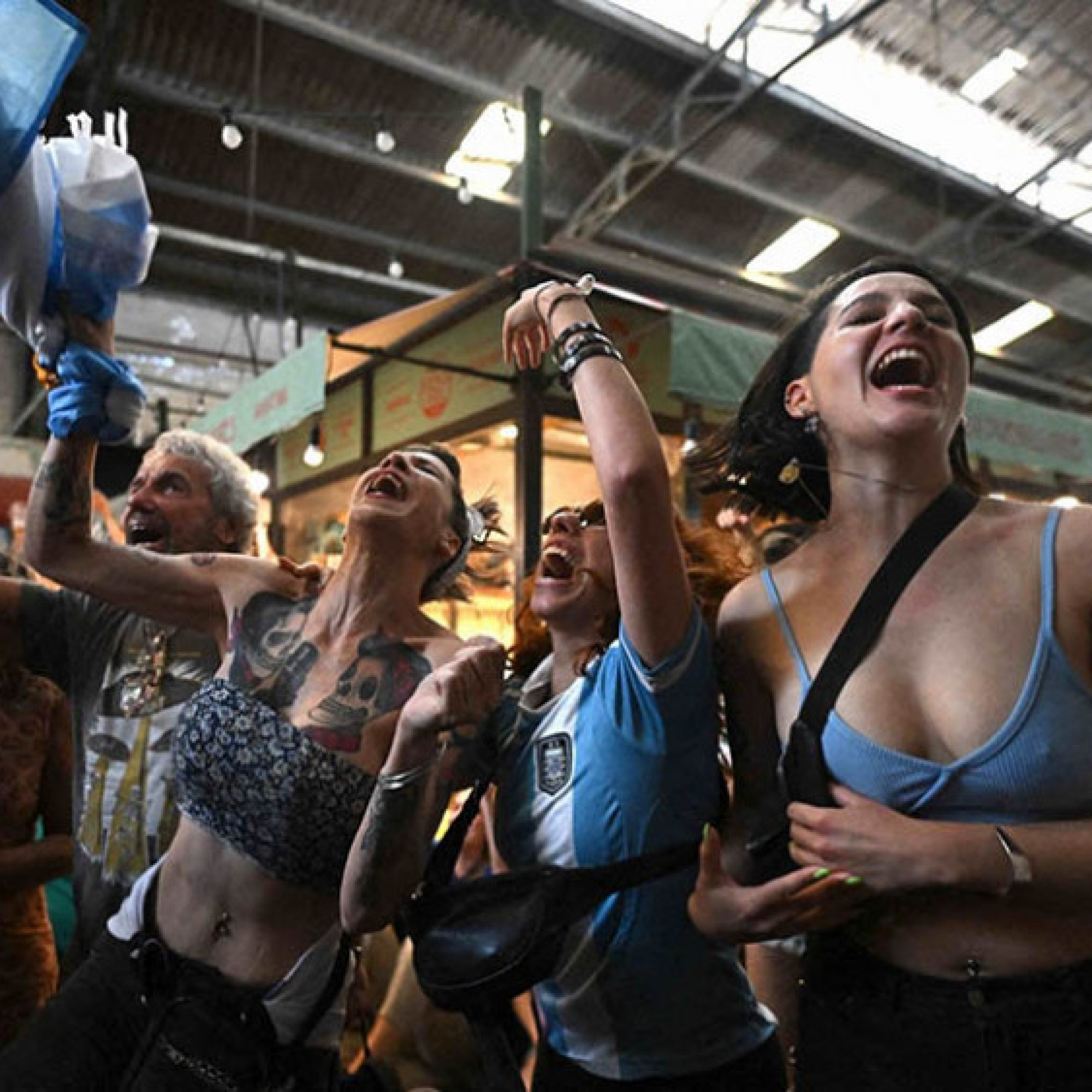Thể thao - Biển người ăn mừng Argentina hạ Croatia, lái xe tăng diễu hành khắp phố