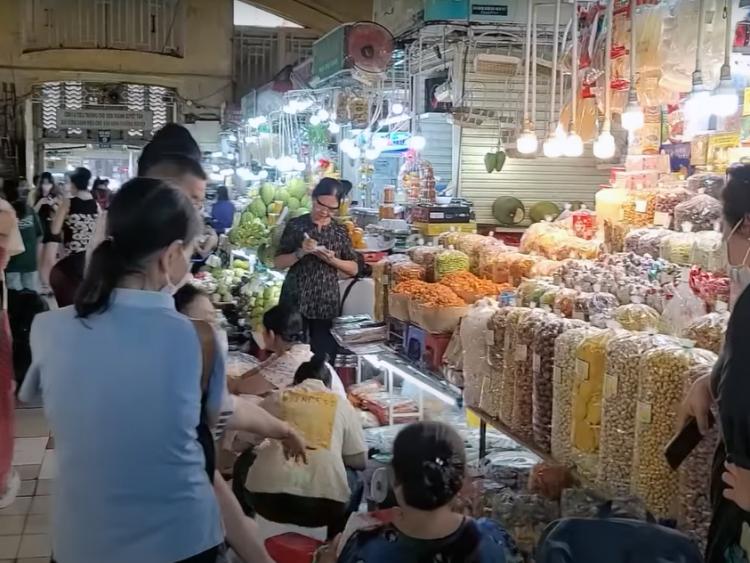 Hàng ngàn du khách đến mua sắm Tết ở chợ cổ trăm năm