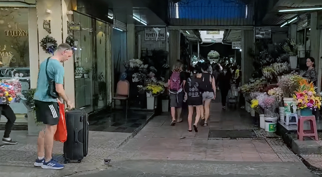 Hàng ngàn du khách đến mua sắm Tết ở chợ cổ trăm năm - 1