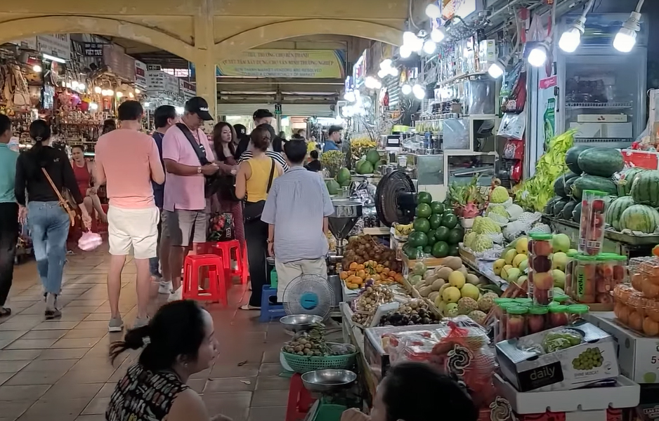 Hàng ngàn du khách đến mua sắm Tết ở chợ cổ trăm năm - 2