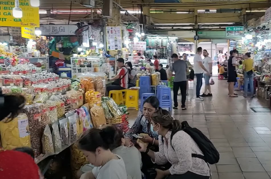 Hàng ngàn du khách đến mua sắm Tết ở chợ cổ trăm năm - 3