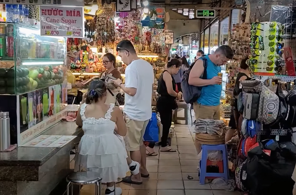 Hàng ngàn du khách đến mua sắm Tết ở chợ cổ trăm năm - 4