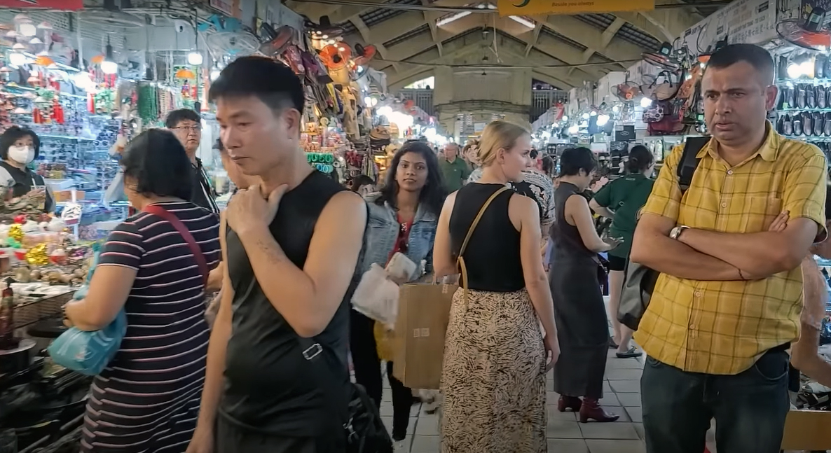 Hàng ngàn du khách đến mua sắm Tết ở chợ cổ trăm năm - 5