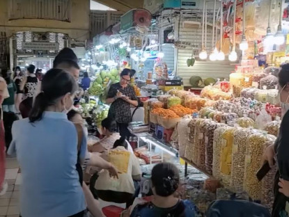 Mua sắm - Hàng ngàn du khách đến mua sắm Tết ở chợ cổ trăm năm