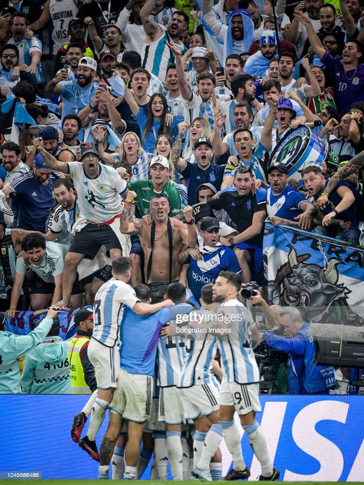 Với nỗi niềm yêu mến đội tuyển Argentina và Messi, các fan Argentina không ngại hy sinh thời gian để xem Messi thi đấu ở World Cup. Hãy xem các hình ảnh liên quan để cảm nhận được niềm đam mê và động lực của các fan nhí chung cho đội tuyển.