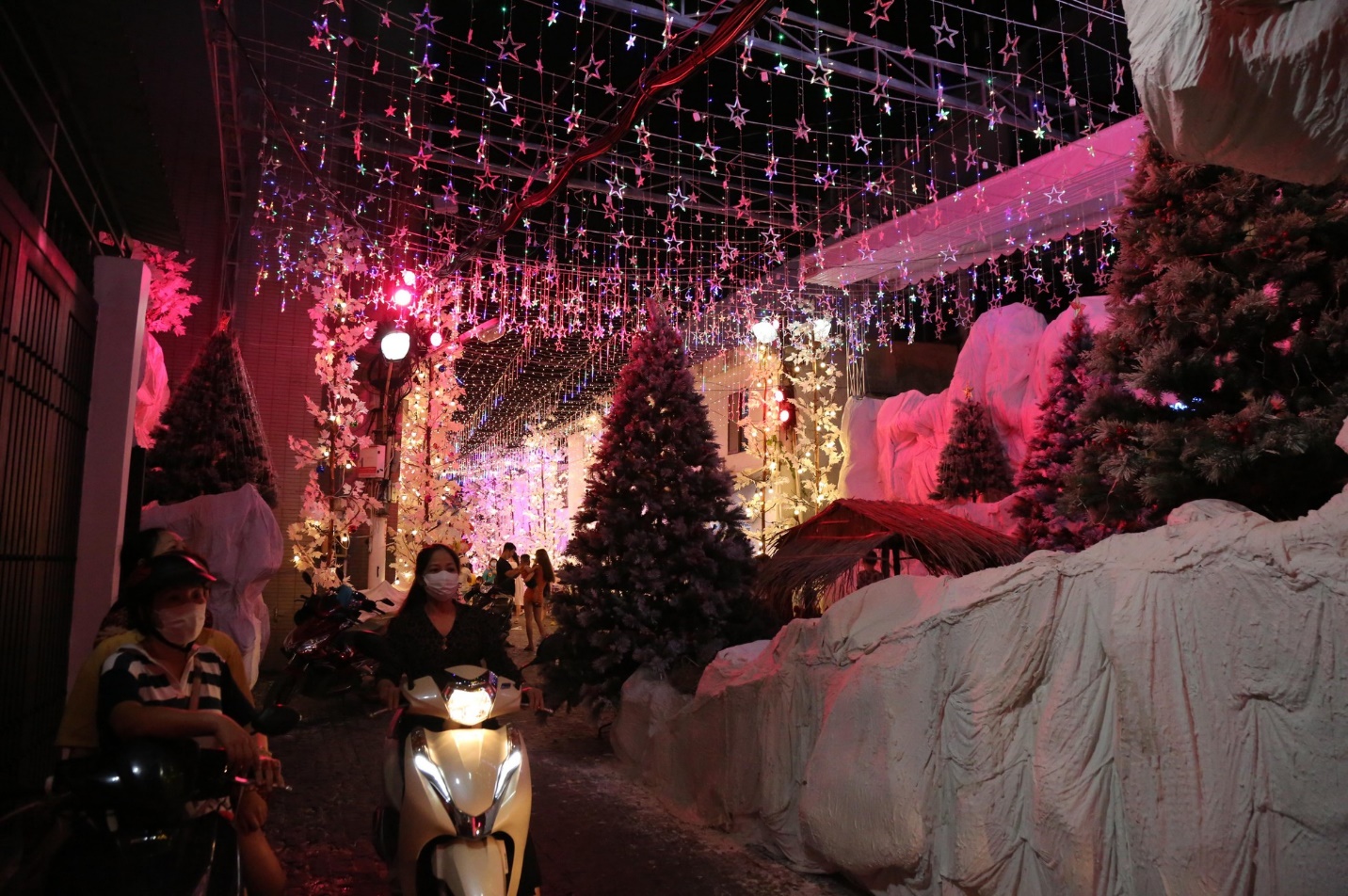 Tuyết phủ trắng nhiều hẻm ở TP.HCM, người dân tấp nập đến ‘check-in’ đón Noel sớm - 13