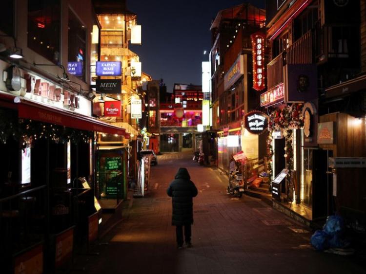 Khu phố Itaewon vắng lặng đến lạ thường mùa Giáng sinh 2022