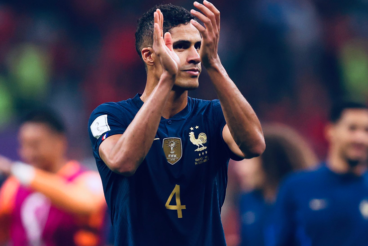 MU chiều lòng Ten Hag thuê chuyên gia tâm lý, Varane chấn thương ra sao