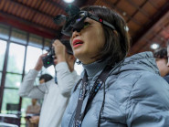 Khách du lịch đến Huế dùng dịch vụ thực tế ảo