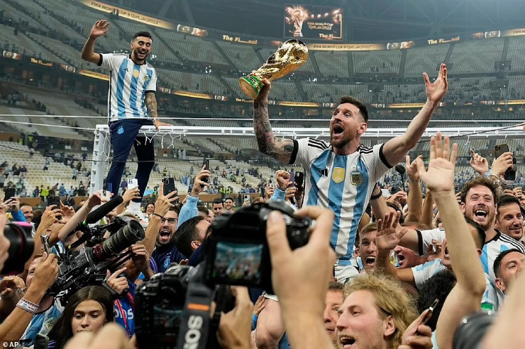 Khoảnh khắc để đời: Messi và 10 ngôi sao trở thành &#34;VĐV vĩ đại nhất lịch sử&#34; - 1