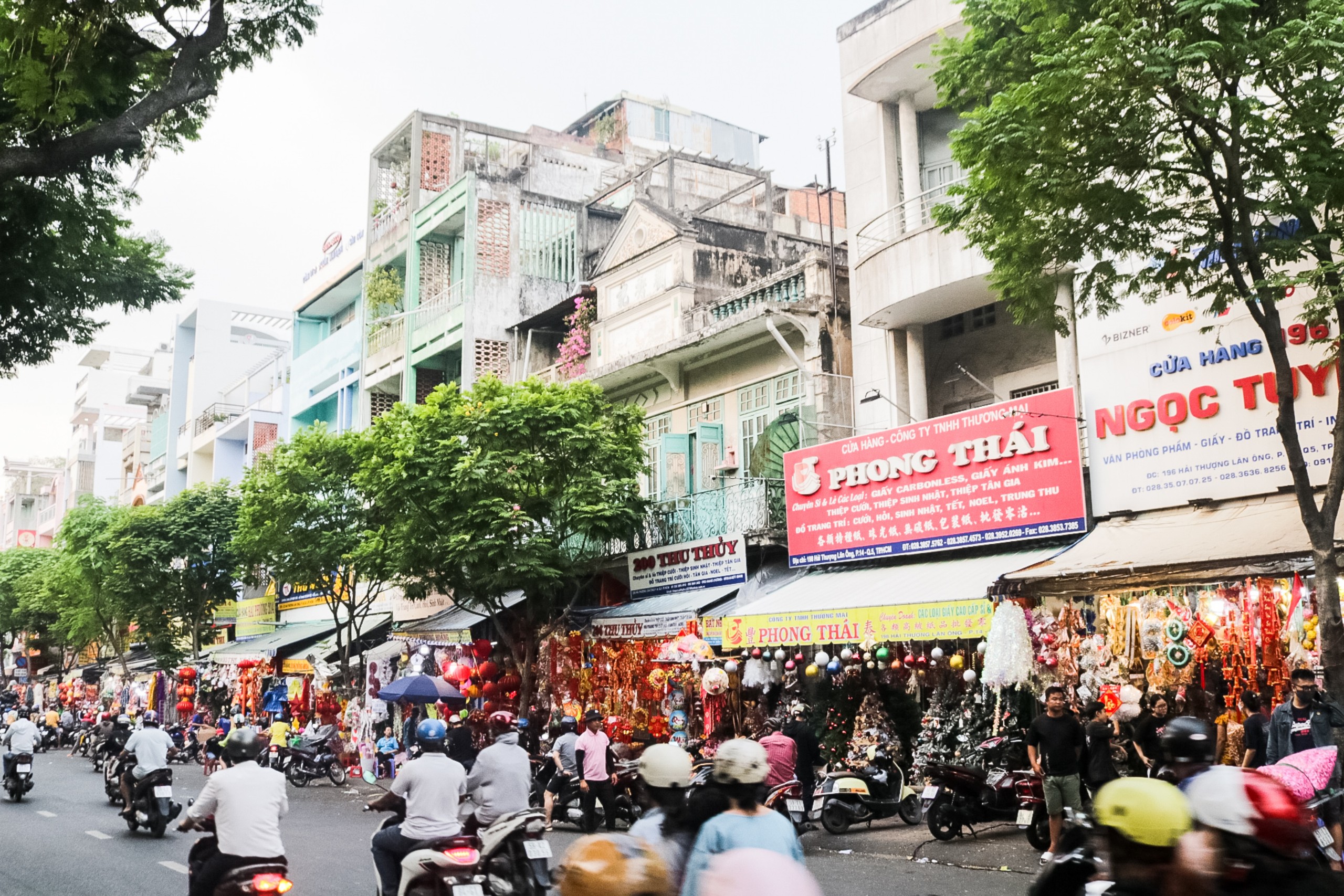 Ngập tràn không khí Tết ở khu mua sắm đồ trang trí lớn nhất TP.HCM - 1