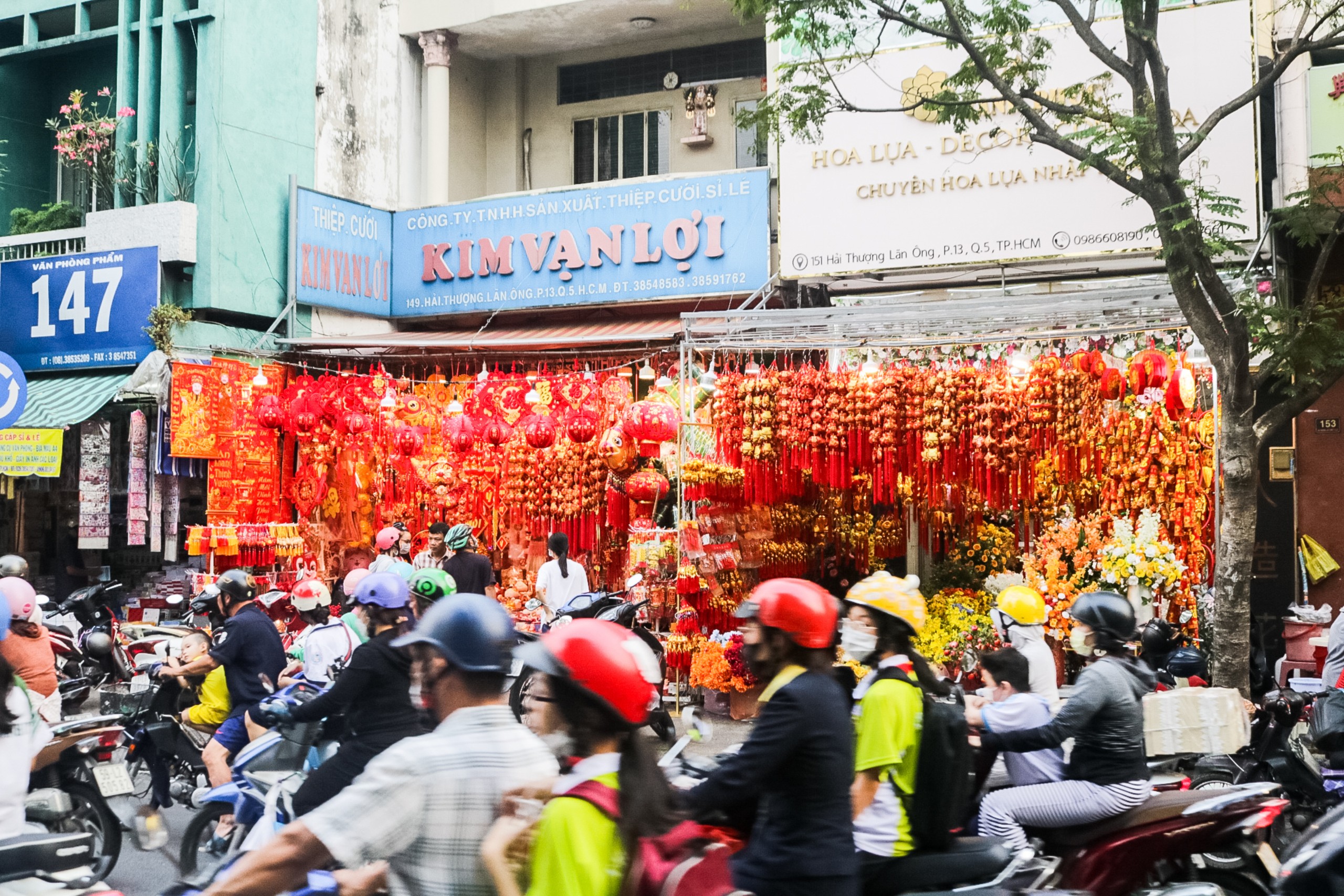 Ngập tràn không khí Tết ở khu mua sắm đồ trang trí lớn nhất TP.HCM - 2