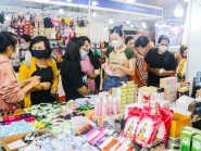 Tấp nập mua sắm hàng chính hãng Thái Lan tại TP.HCM