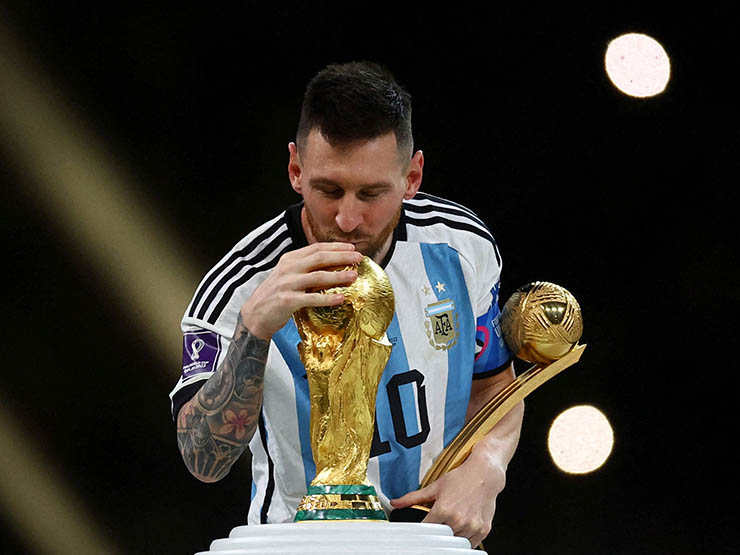 Messi muốn khoe cúp vàng ở PSG, sếp lớn lo &#34;chọc giận&#34; Mbappe và fan Pháp - 1