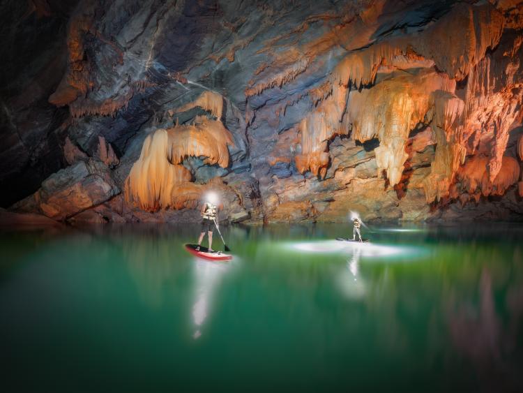 Bơi qua hang động ngầm, cắm trại giữa rừng nguyên sinh khám phá Hung Thoòng