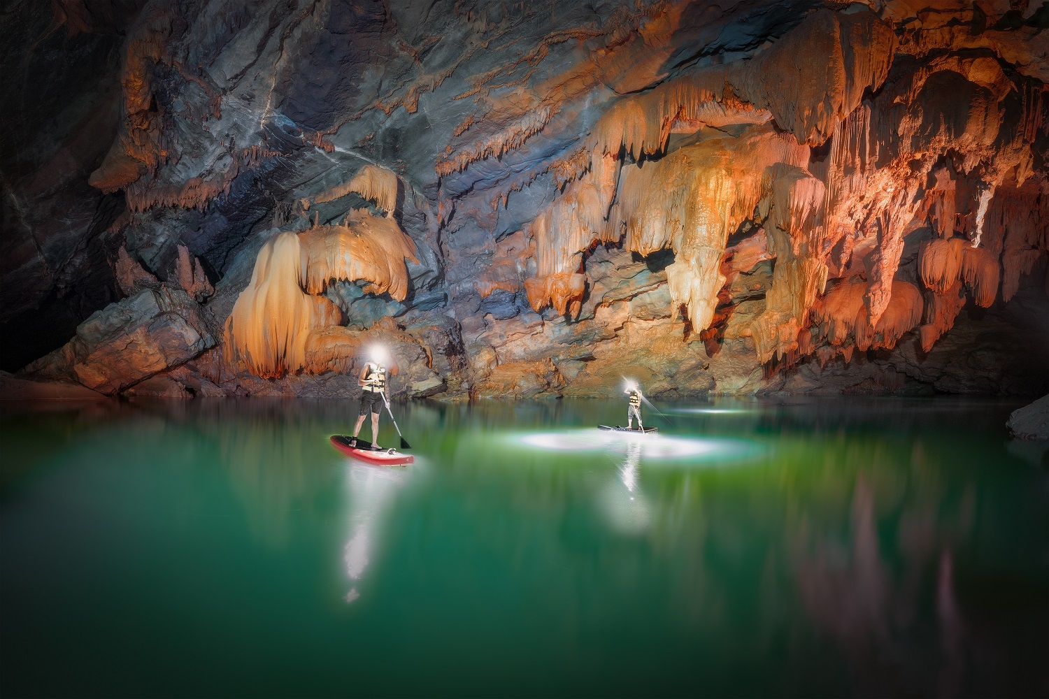 Bơi qua hang động ngầm, cắm trại giữa rừng nguyên sinh khám phá Hung Thoòng - 5