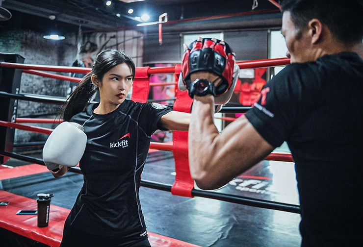 Hot girl Kim Hậu tay không chặt gỗ cùng mỹ nhân “đại náo” võ thuật 2022 - 4