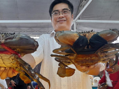 Ăn gì - Trao giải thưởng cho cua biển lớn nhất Cà Mau nặng gần 1,5 kg