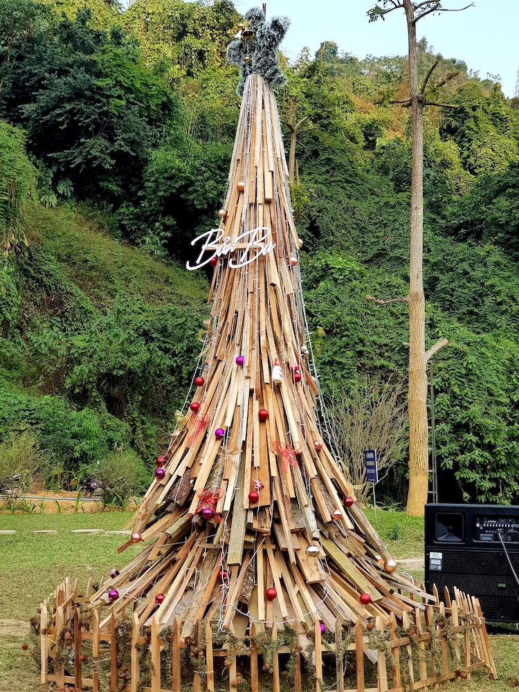 Cây thông Noel dân dã bằng ngô, bằng gỗ ở Tuyên Quang - 4