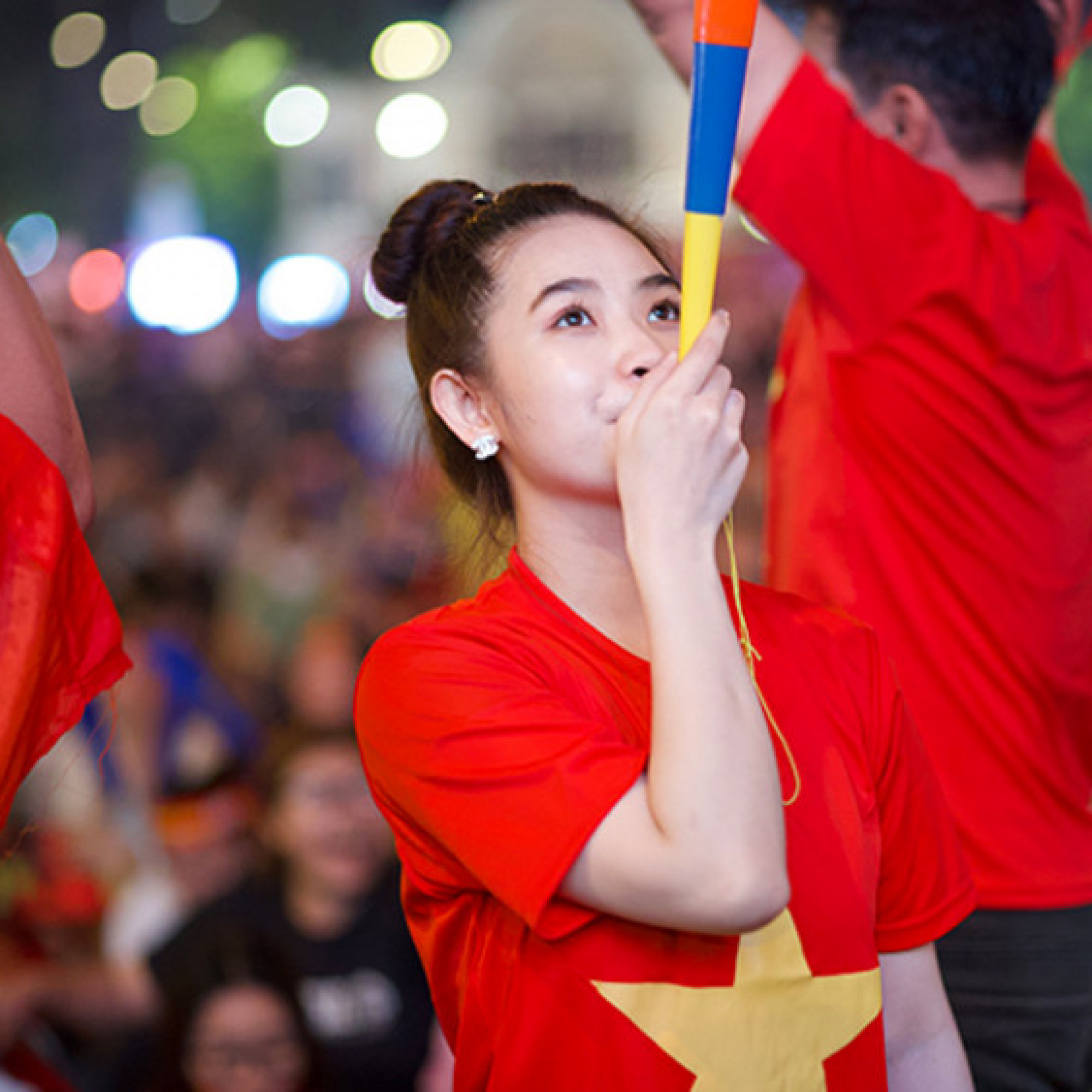 Thể thao - Fan nữ xinh đẹp “quẩy” cuồng nhiệt mừng chiến thắng ĐT Việt Nam trước Malaysia