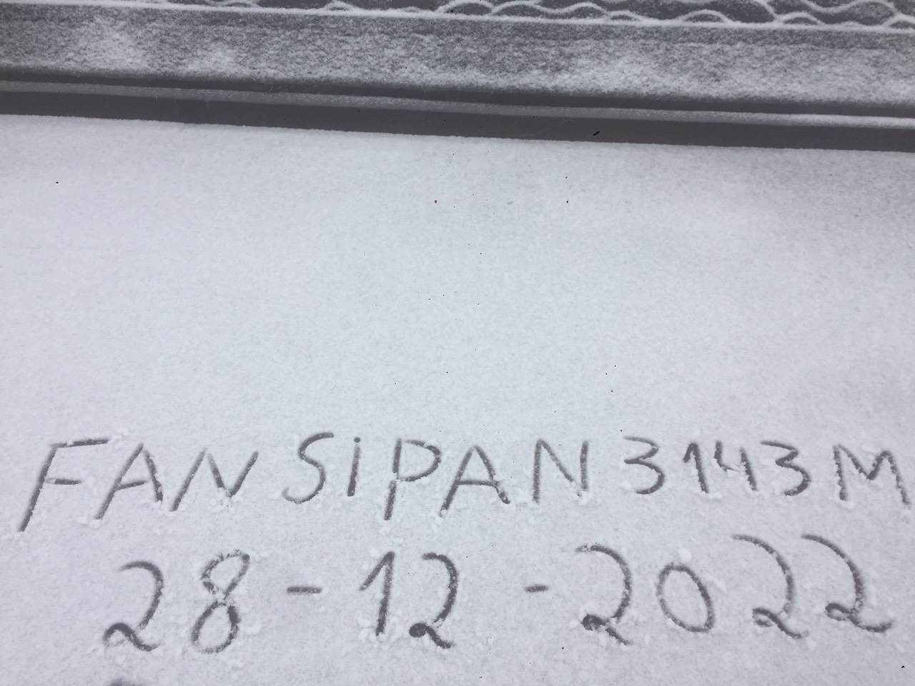 Tuyết rơi dày, phủ trắng xóa đỉnh Fansipan - 5
