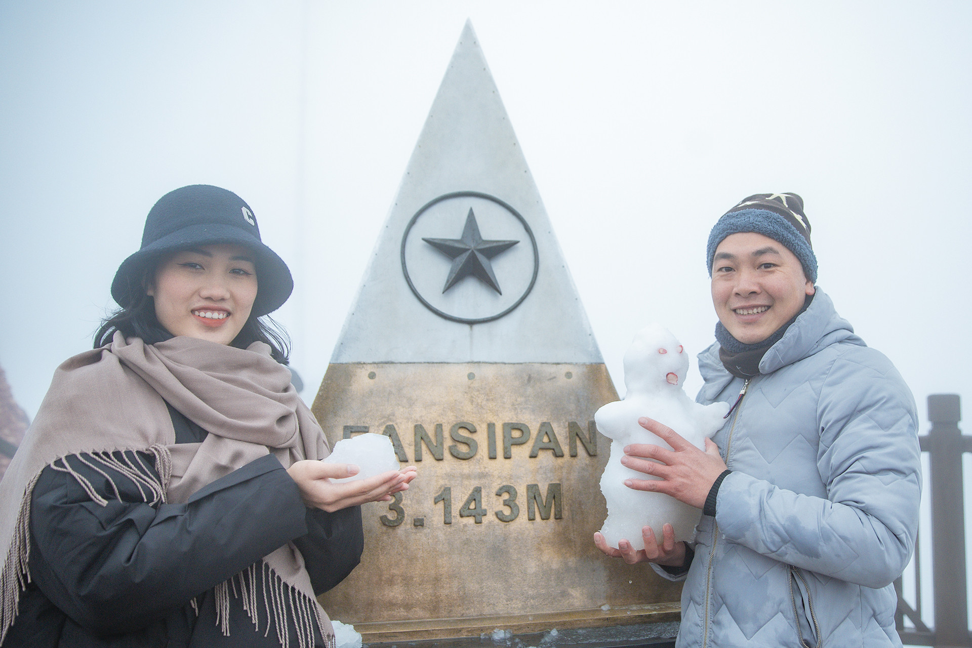 Những du khách đầu tiên được ngắm tuyết rơi ở đỉnh Fansipan - 8