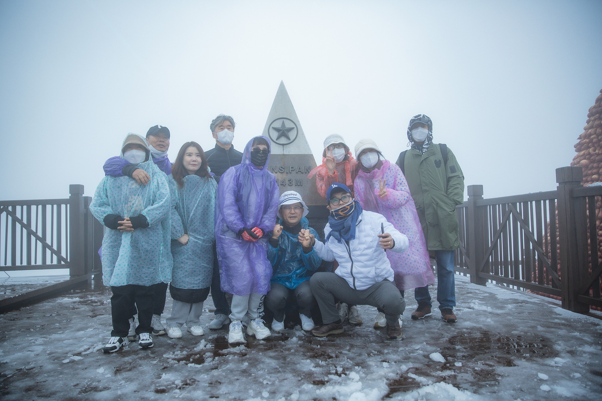 Những du khách đầu tiên được ngắm tuyết rơi ở đỉnh Fansipan - 9