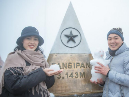 Chuyện hay - Những du khách đầu tiên được ngắm tuyết rơi ở đỉnh Fansipan