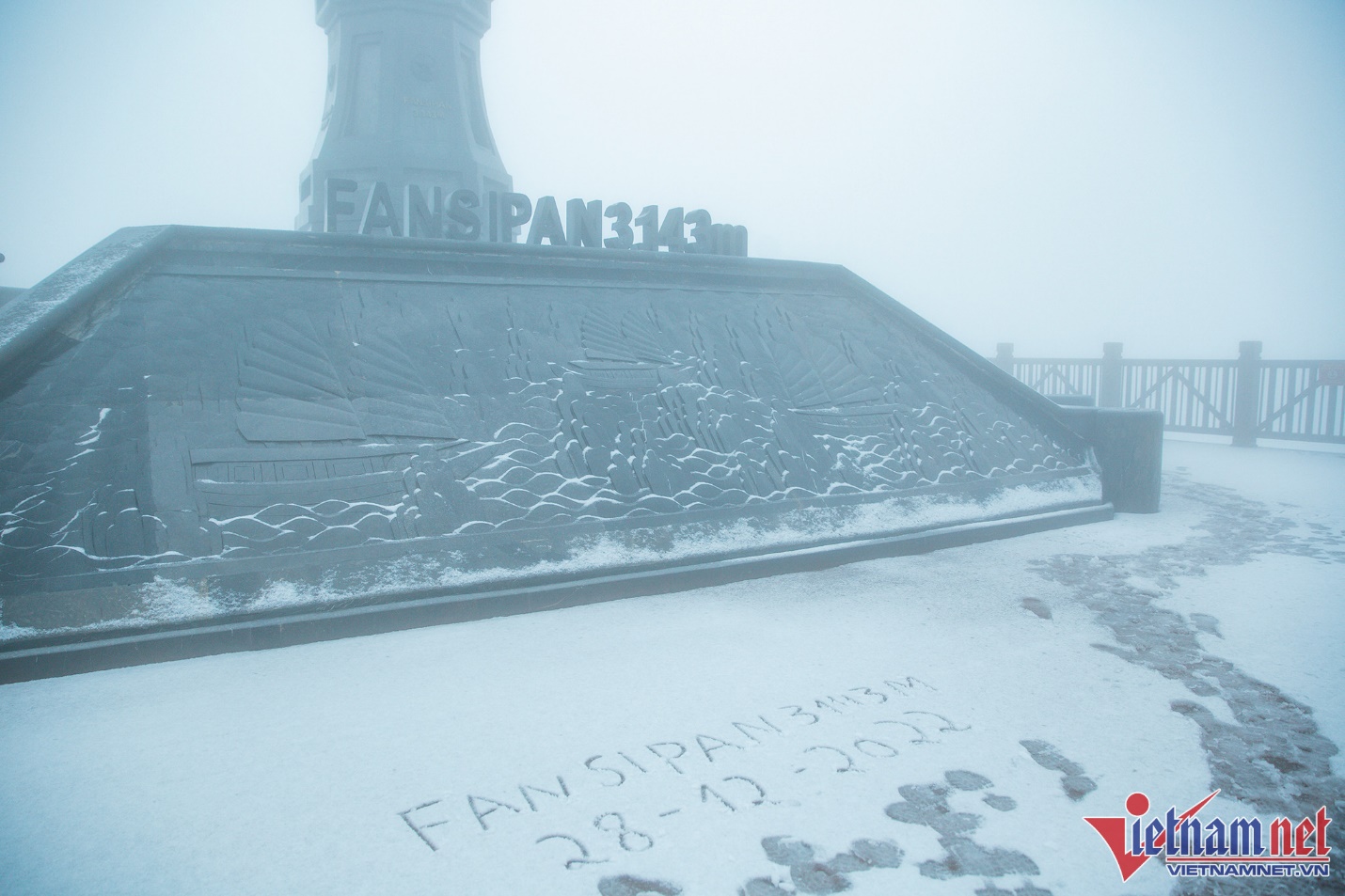 Những du khách đầu tiên được ngắm tuyết rơi ở đỉnh Fansipan - 2