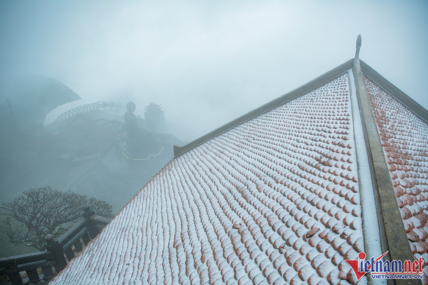 Những du khách đầu tiên được ngắm tuyết rơi ở đỉnh Fansipan - 3