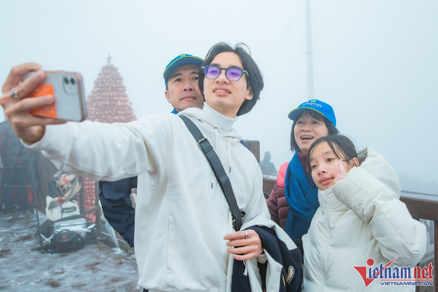 Những du khách đầu tiên được ngắm tuyết rơi ở đỉnh Fansipan - 6